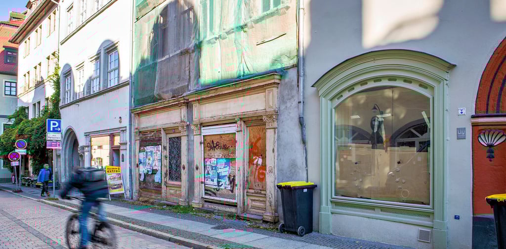 Marienstraße von rechts nach links: leer, ewig leer und heruntergekommen, bald zu, ebenfalls bald zu. Neues soll kommen, doch die Lage ist ernst.