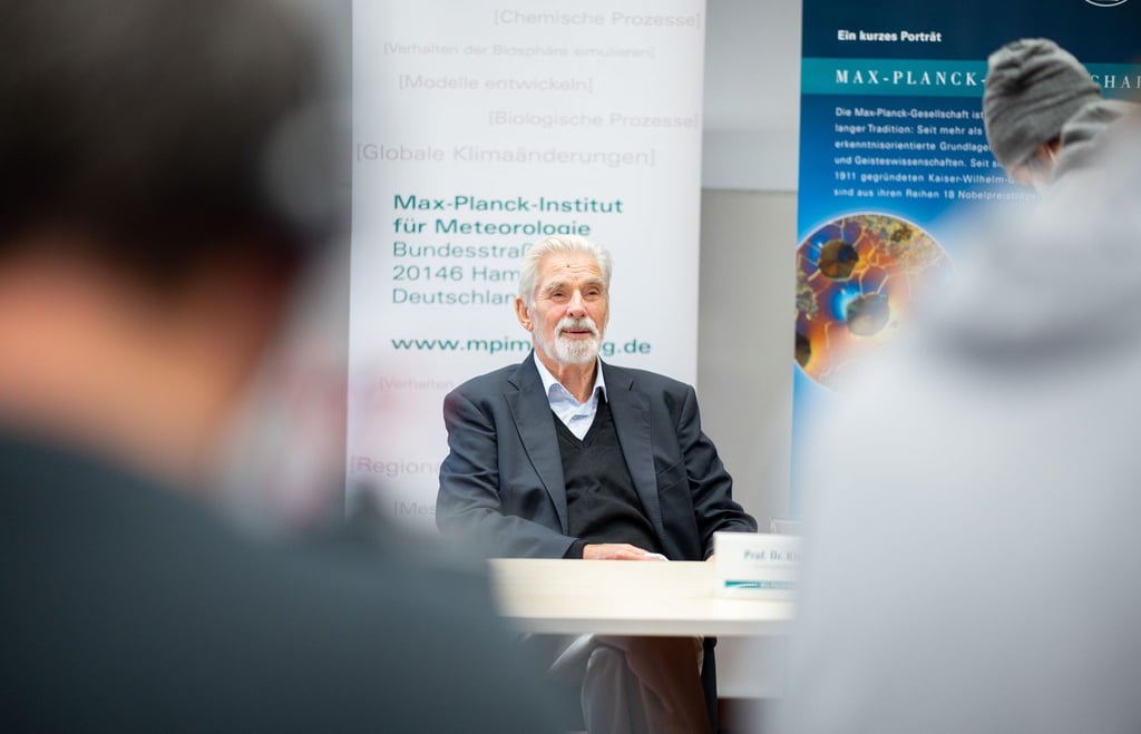 Klaus Hasselmann gibt im Max-Planck-Institut für Meteorologie eine Pressekonferenz. Der Forscher erdachte ein Modell, dass Wetter und Klima in Verbindung setzt.