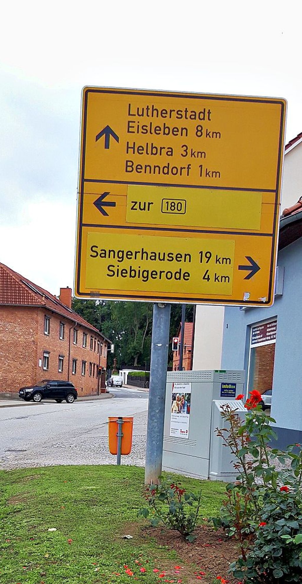 Der Wegweiser vor der Hauptkreuzung in Klostermansfeld