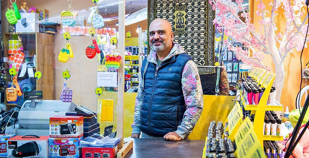 Seit 14 Jahren betreibt der aus Pakistan stammende Suhail Siddique seinen Ein-Euro-Laden in der Naumburger Jakobsstraße. Gleich nebenan will er eine "Monkey-Donuts"-Filiale eröffnen, in der es neben süßen Teilchen auch Bubble Tea gibt.