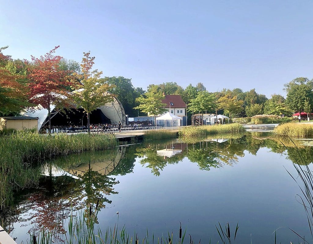Auf der großen Parkbühne am Johannisteich konnten in diesem Jahr trotz Corona schon wieder einige große Veranstaltungen stattfinden. Vor allem Konzerte, wie mit dem Jugendsinfonieorchester Sachsen-Anhalt, begeisterten die Gäste. Der Teich mit Fontäne und Seerosen ist auch einen Blick wert.