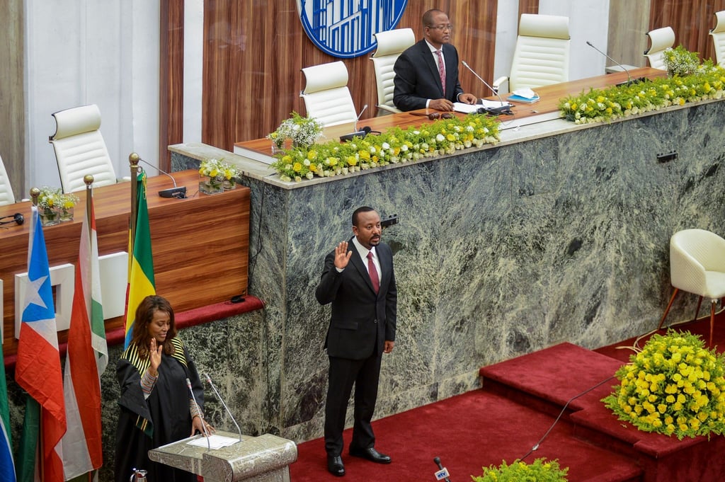 Äthiopiens Minsterpräsident Abiy Ahmed (M) wurde für eine zweite Amtszeit vereidigt.