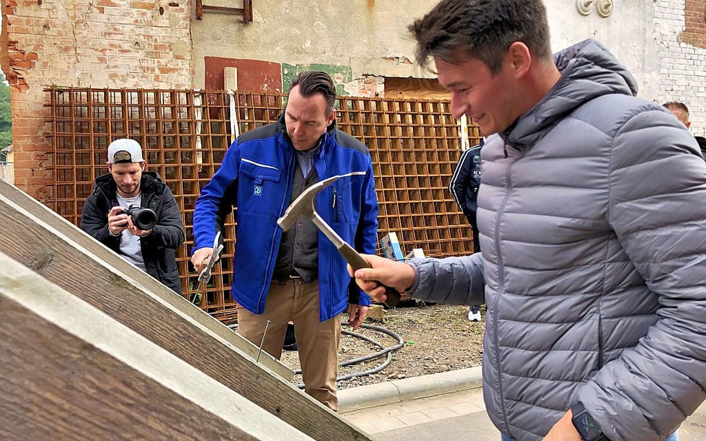 Richtfest für Haus sieben: Carl Wolfgang Finck (l.) und Dennis Brunzel versenken die letzten Nägel im symbolischen Dachstuhl.