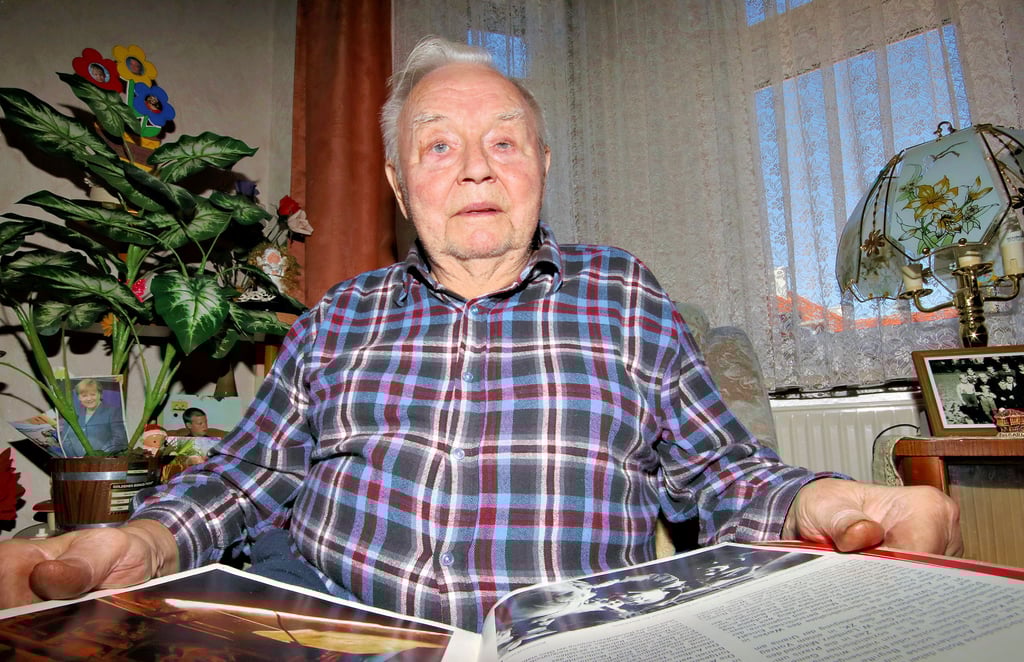 Horst Mogge arbeitete ab 1952 im NIederschachtofenwerk in Calbe. Dort lernte er den Beruf des Schmelzers. Nach dem Ende des Betriebes blieb er in der Saalestadt beruflich und arbeitete bis zum Vorruhestand in der Verzinkerei. An das einstige Berufsleben erinnert er sich gern zurück.