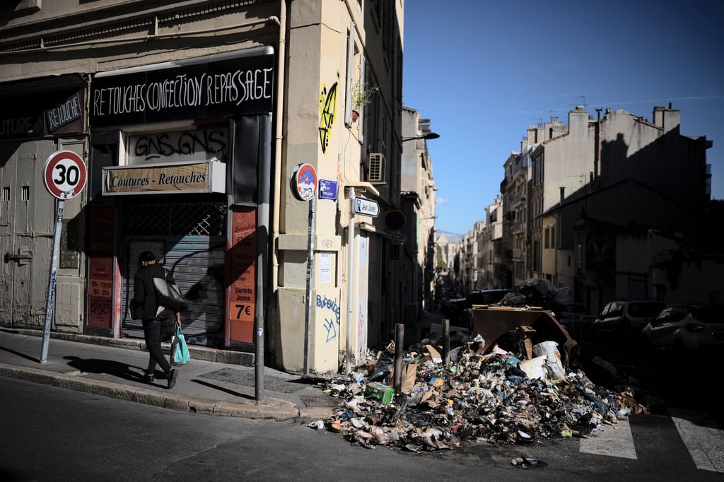 Ein Haufen verbrannter Abfälle in Marseille.