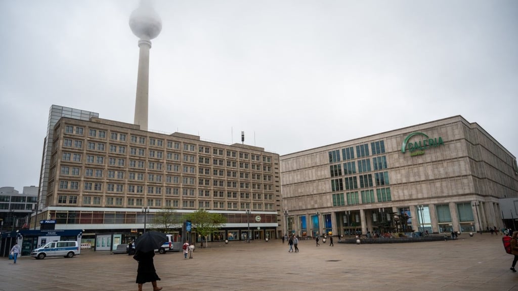 Am Alexanderplatz in Berlin wurde die Leiche eines Mannes gefunden.