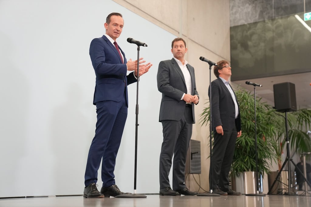 Grünen-Bundesgeschäftsführer Michael Kellner (r.), SPD-Generalsekretär Lars Klingbeil (m.) und Volker Wissing, Generalsekretär der FDP, während einer Pressekonferenz.