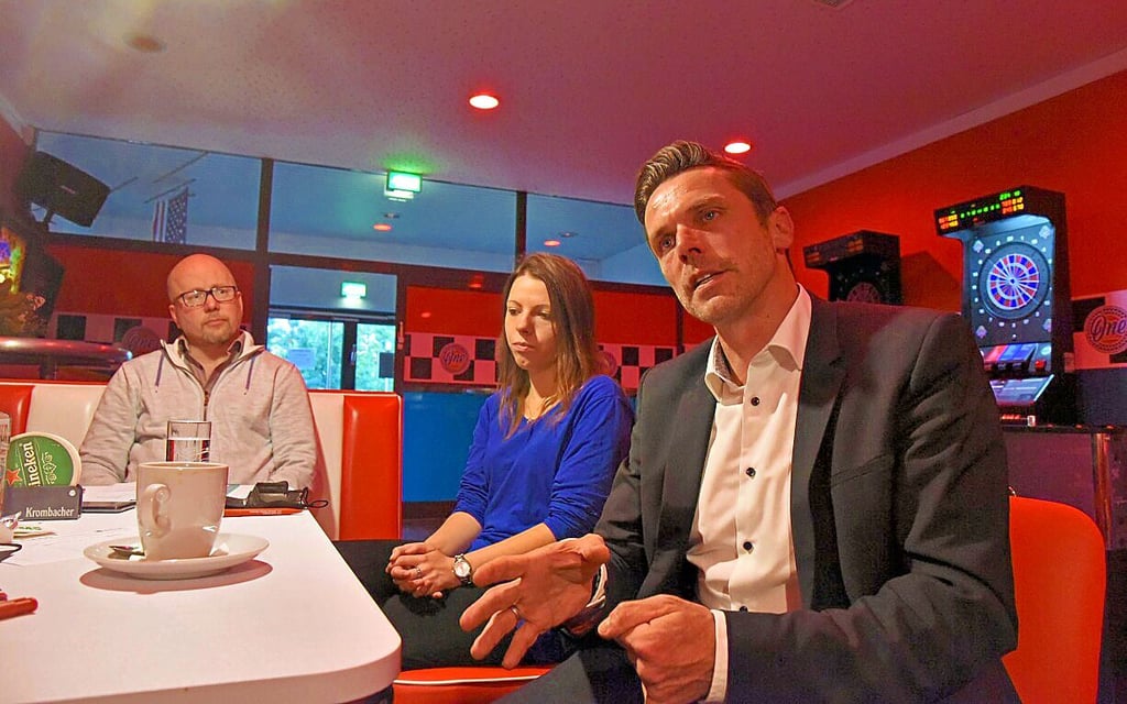 Carsten Reuß (re.) kandidiert für das Amt des OB in Aschersleben.