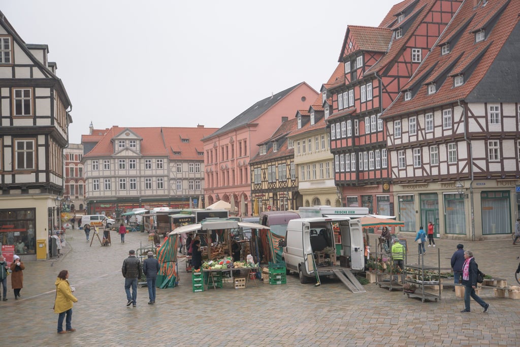 Blick auf den Wochenmarkt in Quedlinburg