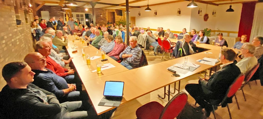 Der Saal der Pension „Auf der Tenne“ in Klöden fasste die vielen Interessierten am Thema Konsumalternative kaum.