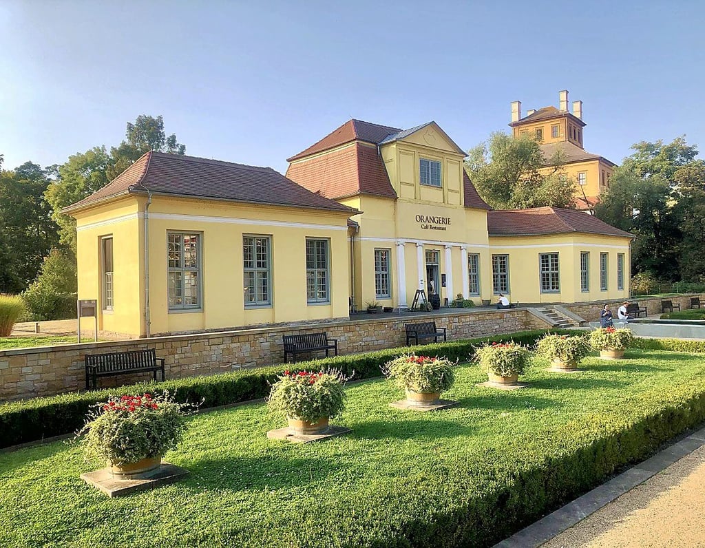 Der Schlosspark ist immer einen Besuch wert - das gilt für Zeitzer und Besucher. Immerhin kamen seit Saisoneröffnung im April schon tausende Besucher. Und so werden sie an der Orangerie, wo man gut speisen und rasten kann, mit ihrem einstigen Barockgarten begrüßt.