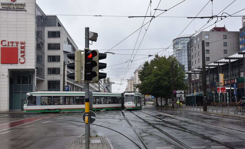 Straßenbahnen in der Magdeburger Innenstadt, hier ein Archivfoto. Ein betrunkener Fußgänger ist von einer Bahn erfasst und schwer verletzt worden.
