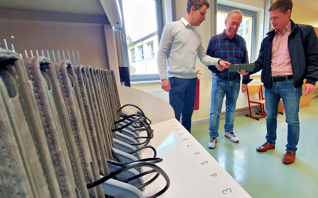 Warten auf ihren Einsatz: die Tablets. Zwei Klassensätze gibt es jetzt in der Grundschule „Weißer Garten“ in Harzgerode. Lernsoftware ist schon aufgespielt. Marcus Strube, der ITler in der Stadtverwaltung, Schulleiter Wolfgang Hahn und Bürgermeister Marcus Weise probieren die Geräte aus.
