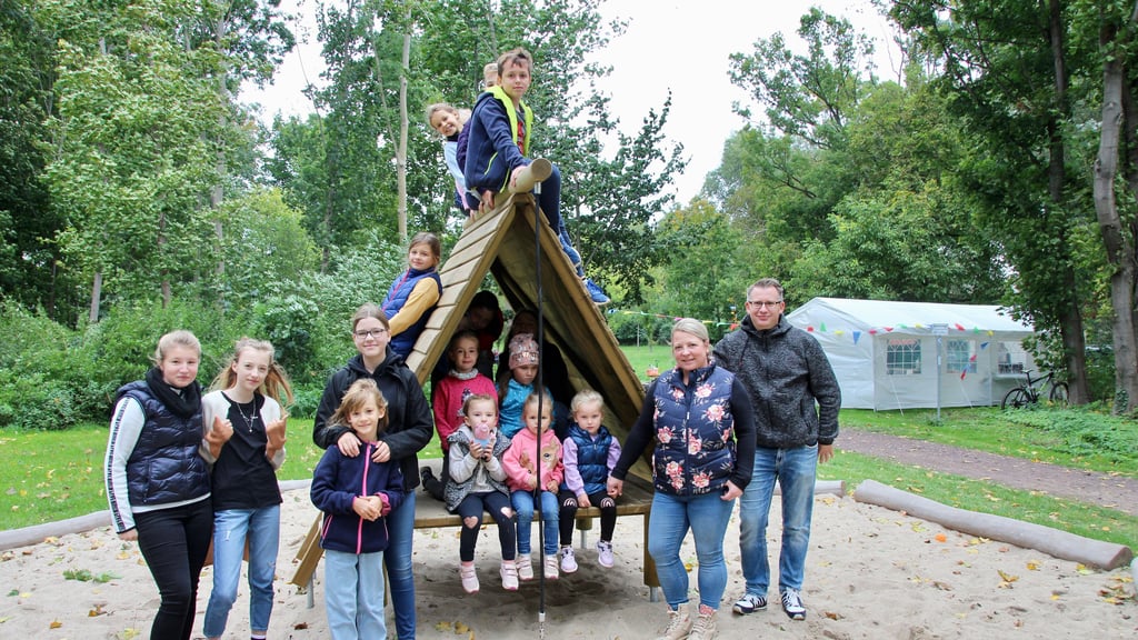 Kleine und große Eichenbarleber hatten sich mit Kinderflohmarkt und buntem Treiben am neuen Spielplatz eingefunden.