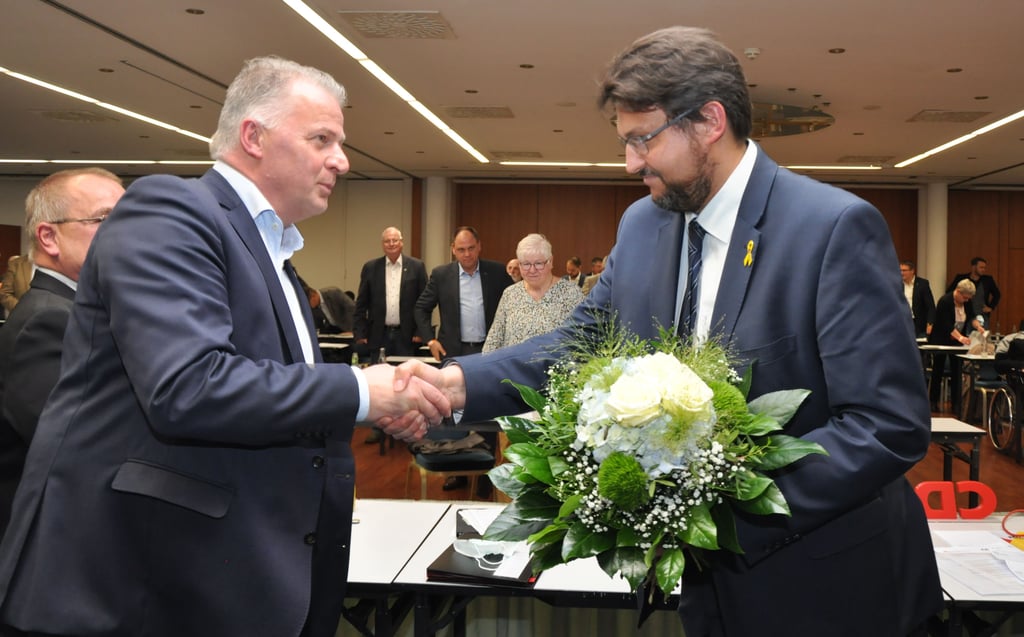 Der im parteiinternen Rennen um die OB-Kandidatur unterlegene Wobau-Chef Peter Lackner (links) gratuliert Tobias Krull zur Nominierung.