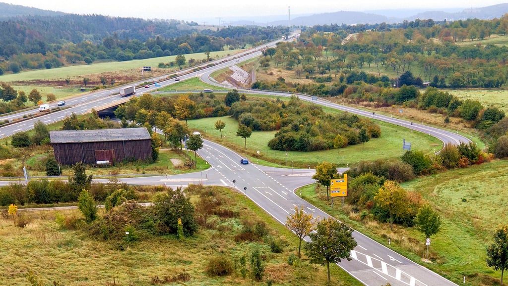 Die Kreuzung am Heimburger Berg an den Abzweigen nach Derenburg (links) und zur Autobahn 36 (rechts). Sechsmal hat es dort in diesem Jahr bereits schwere Unfälle gegeben.