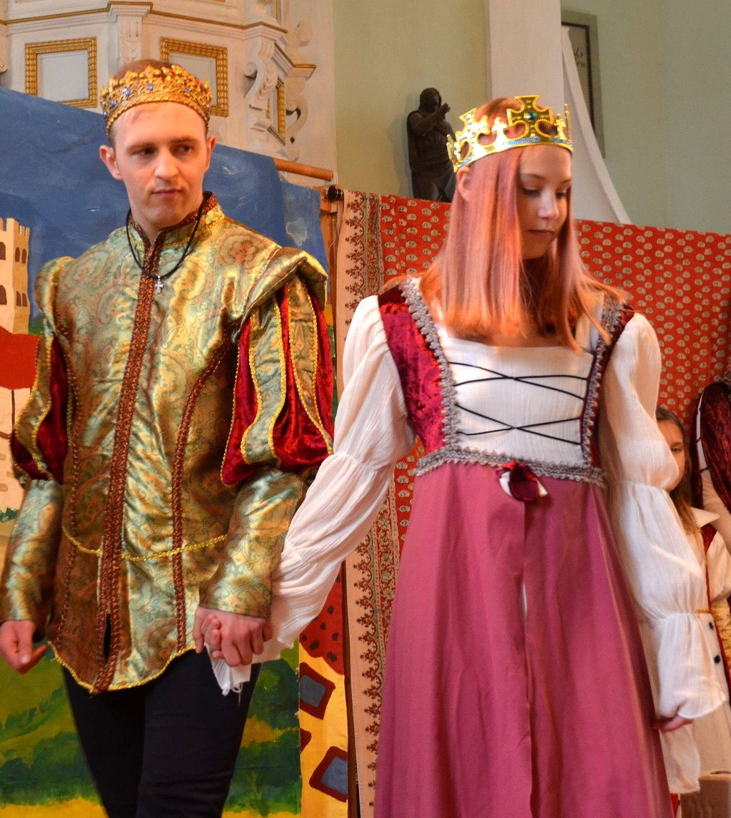 Paula Heinrich aus Altenplathow spielt Elisabeth von Thüringen und die Rolle ihres Gemahls, dem Landgrafen Ludwig, füllt Philipp Hahnke aus Genthin aus.