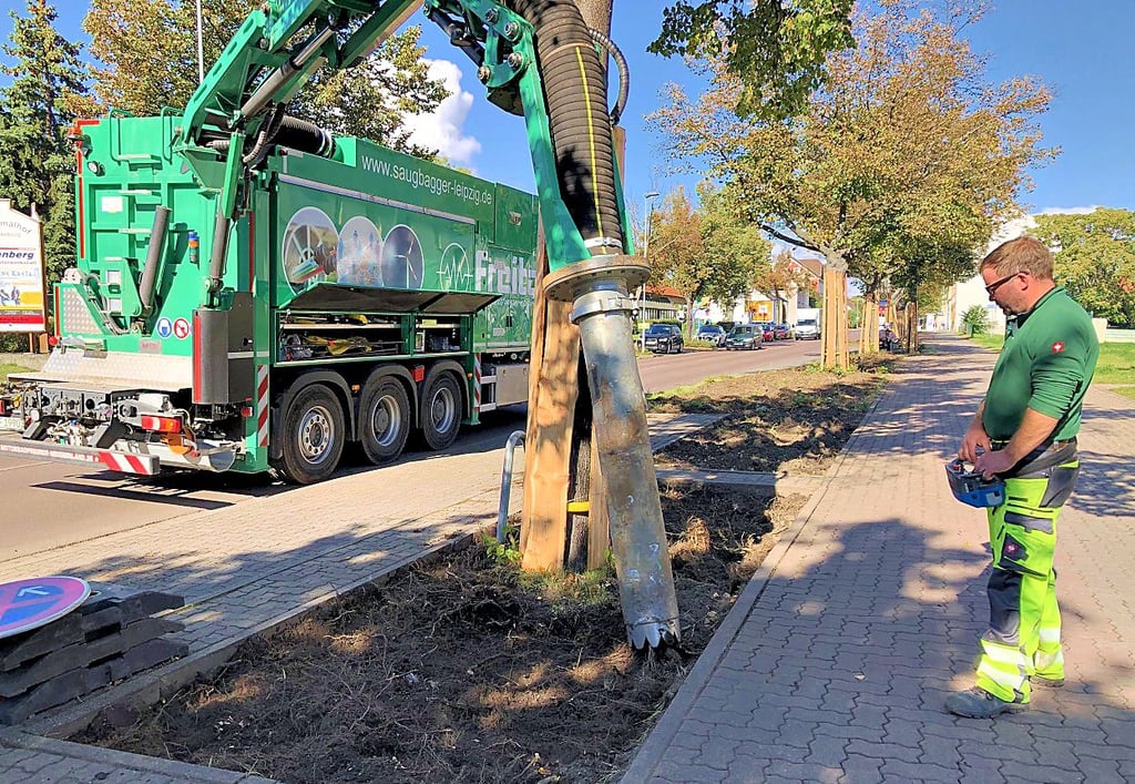 Peter Fischer von der Firma Freitag aus Zwenkau saugt mit seinem Saugbagger die obere Erdschicht ab. Hier soll Granulat aufgebracht werden, das den Pflegeaufwand beim Straßenbegleitgrün verringern soll.