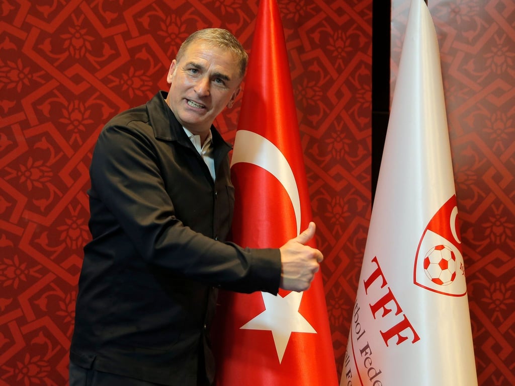 Stefan Kuntz posiert nach seiner Ernennung zum Cheftrainer der Fußballnationalmannschaft der Türkei.