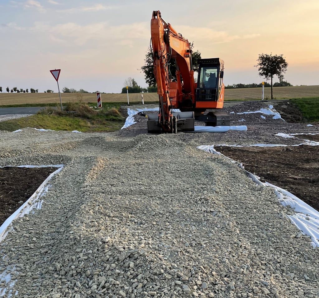 Damit die Anwohner der kleinen Wohnsiedlung Jacobsgrube ihre Häuser während der Bauzeit erreichen können, entstand eine neue provisorische Zufahrt.