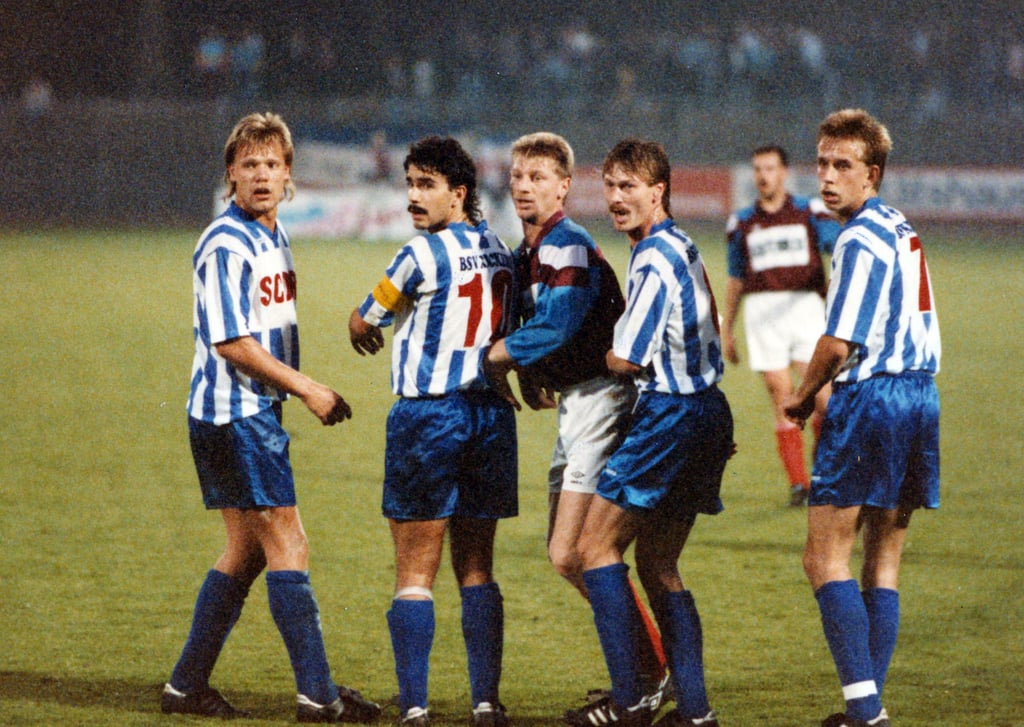 Jörg Heinrich (r.) war nur einer der Ost-Spieler, die es nach der Wende zu den Kickers Emden zog.