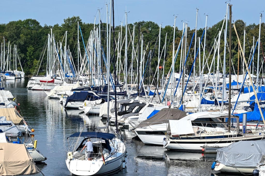 Hunderte Boote liegen im Yachthafen von Ultramarin in Gohren, während ein Mann sein Segelboot aus dem Hafen fährt. Die Nachfrage nach Booten und Hafenplätzen kann aktuell kaum gedeckt werden.