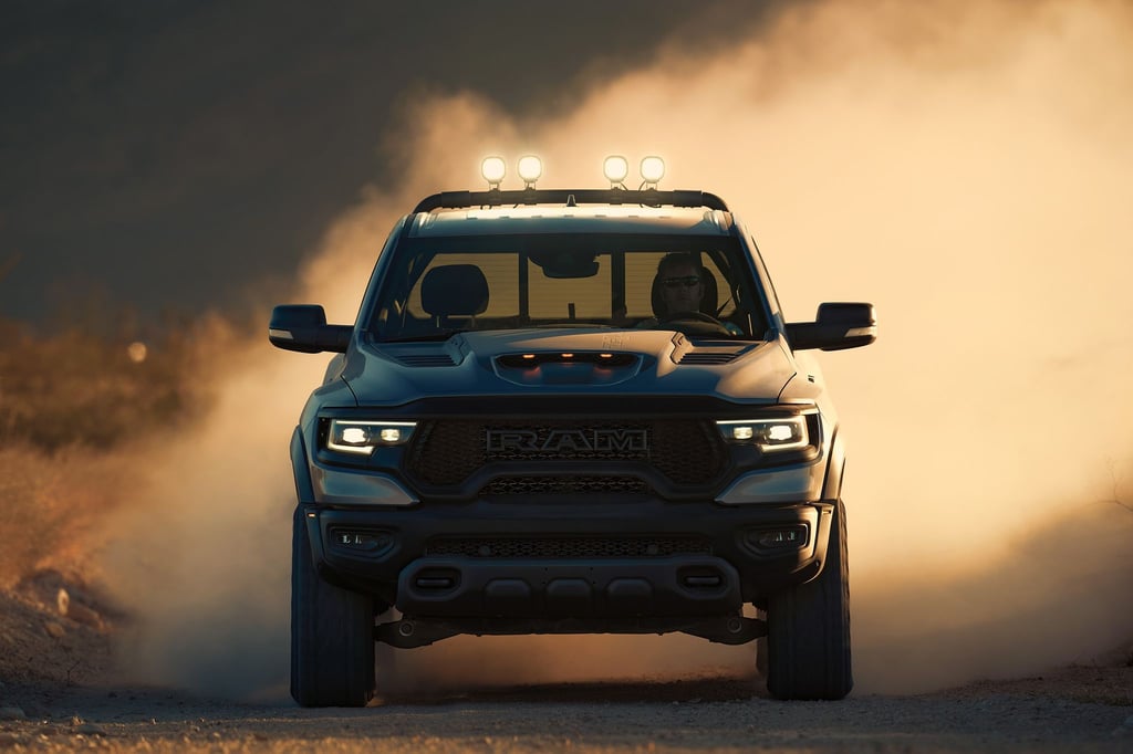 In den USA sind Riesen-Pick-Ups wie der Ram 1500 TRX keine Seltenheit. Hierzulande dürfte er für reichlich Aufmerksamkeit sorgen.