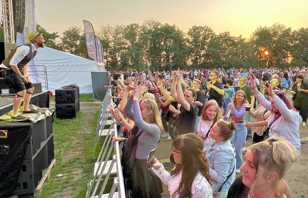 Große Party beim „Tänzchentee“-Konzert auf den Loburger Festwiesen im Jahr 2021.