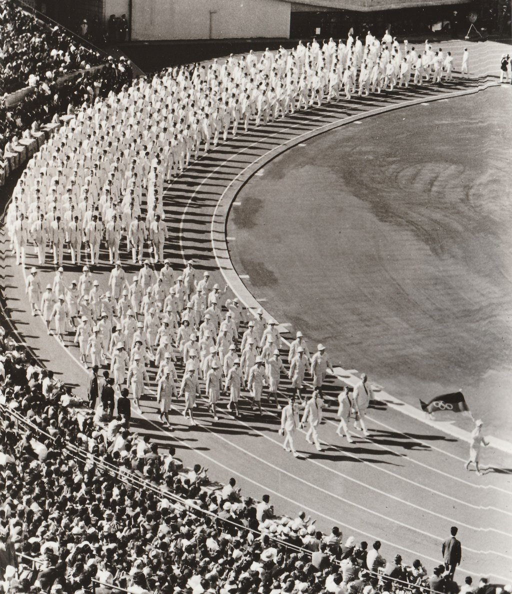 Einmarsch der gesamtdeutschen Olympiamannschaft ins Olympiastadion von Tokio 1964. Der Fotograf ist unbekannt.