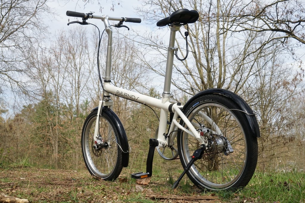 Das Faltrad aus Süddeutschland rollt auf 20-Zoll-Felgen und verspricht damit ein weit weniger zappeliges Fahrverhalten, wie man es sonst von Modellen mit kleineren Rädern kennt.