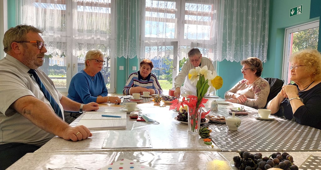 Bei dem Treffen zwischen Bürgermeister Hans-Werner Kraul und dem Behindertentreff Oebisfelde, darunter auch Organisatorin Rita Glaß (rechts), war auch die Seniorenbeauftragte Angelika Odenbach (2. von links) zugegen.
