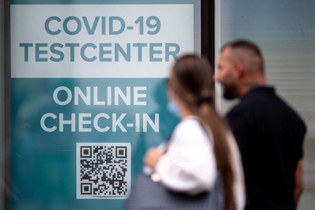 Schnelltests, die Nicht-Geimpfte inzwischen häufig für den Zugang zu Restaurants oder Veranstaltungen brauchen, sind bald nicht mehr einfach für alle gratis.