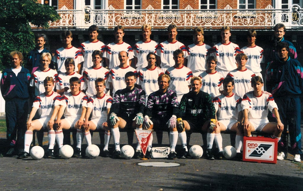 Steffen Baumgart (oben, 2.v.l.), hier 1993 auf dem Mannschaftsfoto der SpVg Aurich.