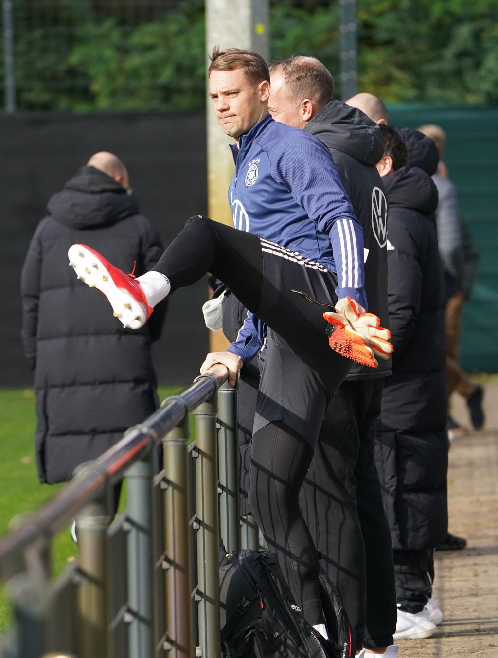 Bereit für das WM-Qualifikationsspiel gegen Rumänien: Kapitän Manuel Neuer kommt zum Training.