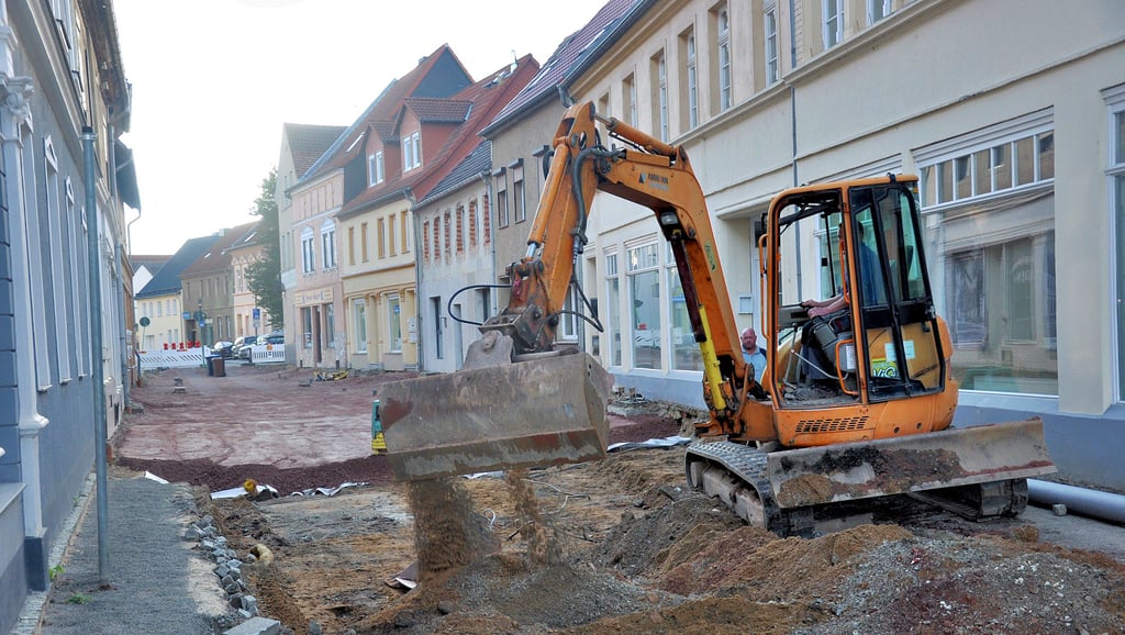 Mitarbeiter einer Unseburger Baufirma arbeiten im Breiteweg in Egeln derzeit am grundhaften Ausbau. Dort wurden das alte Verbundpflaster der Fahrbahn und die Gehwegplatten komplett entfernt.