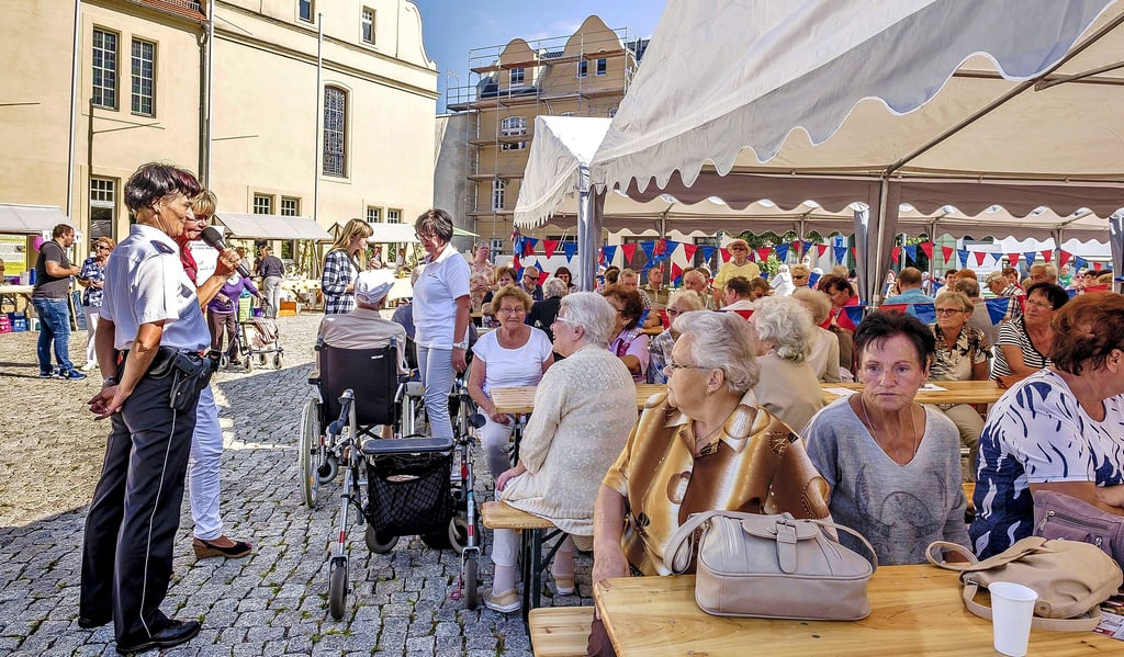 Polizeioberkommissarin Johanna Schröder-Rimkus (links) am Sicherheitstag in Coswig im Jahr 2017.