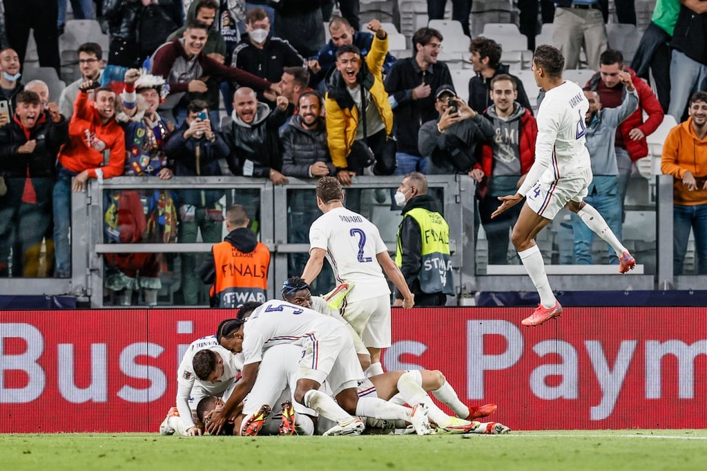 Die Franzosen feiern den 3:2-Sieg gegen Belgien.
