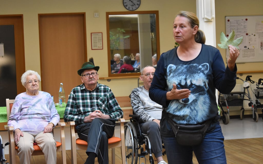 Diplom-Biologin Elke Tantzen war zum Thema Wald Gast im Johanniterhaus Genthin-Wald.