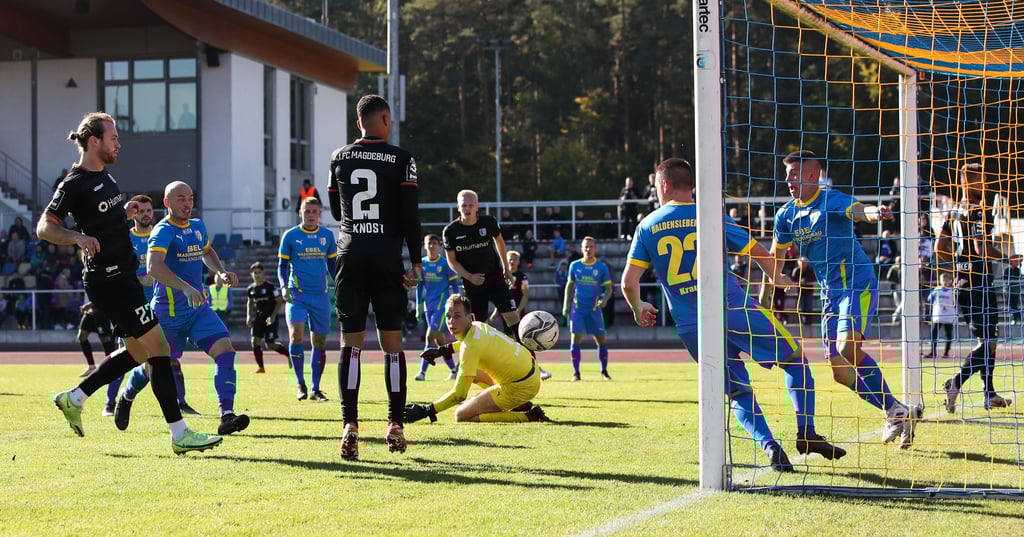 Korbinian Burger (l.) gelang der vierte Treffer für den FCM.