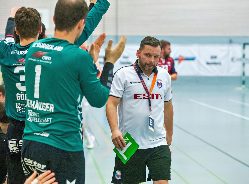 HCB-Coach Steffen Baumgart (r.) ist angespannt vor dem Heimspiel gegen die Youngsters des Bundesligisten SC Magdeburg. Er trifft erstmals als Trainer auf eine Mannschaft seines Ausbildungsvereins.
