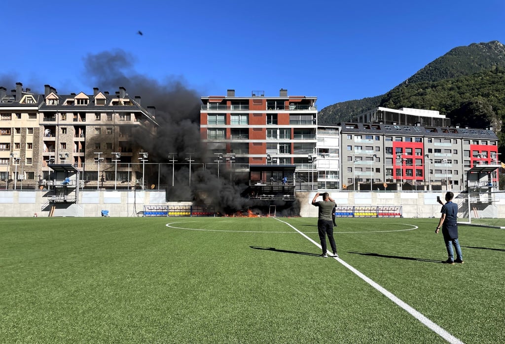 Der Brand im Nationalstadion von Andorra hat den Bühnenbau für Kommentatoren und Kameras zerstört.