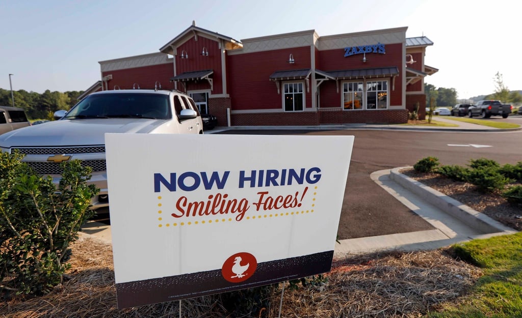 Ein „Hilfe gesucht“-Schild steht an einem Restaurant in Madison, Mississippi. In den USA ist die Arbeitslosigkeit im September deutlich gefallen.