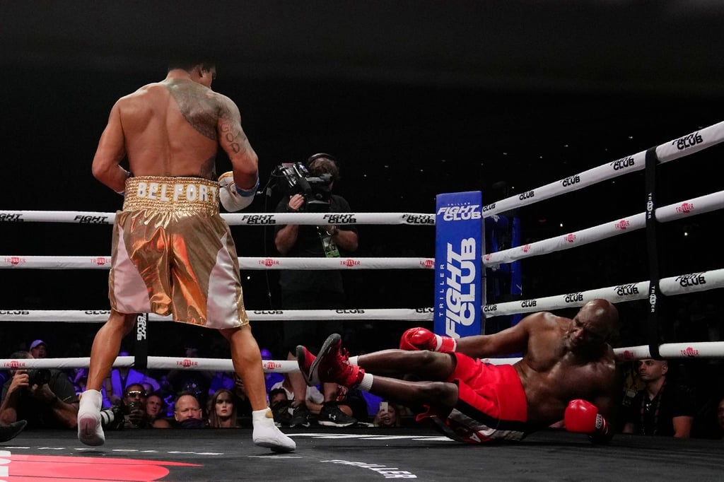 Ex-Schwergewichts-Champion Evander Holyfield (r) geht zu Boden.