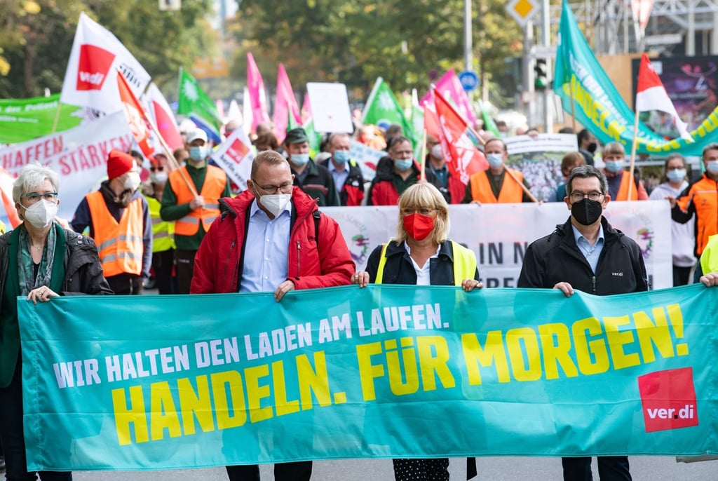 Frank Werneke (2.v.l), Vorsitzender von Verdi, geht bei einer Demonstration von Beschäftigten des öffentlichen Dienstes, zum Verhandlungsort.