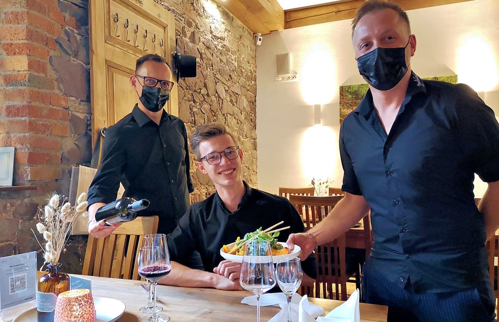 Mario Schmidt (links) und Christian Meierding Schmidt (rechts) bitten in der „Nagelschmiede“ in Ilsenburg zum Schlemmen für den guten Zweck. Gäste, die sich für das Benefiz-Drei-Gang-Menü entscheiden - Eric bekommt gerade den ersten Gang serviert - spenden damit gleichzeitig für die Deutsche Krebshilfe.