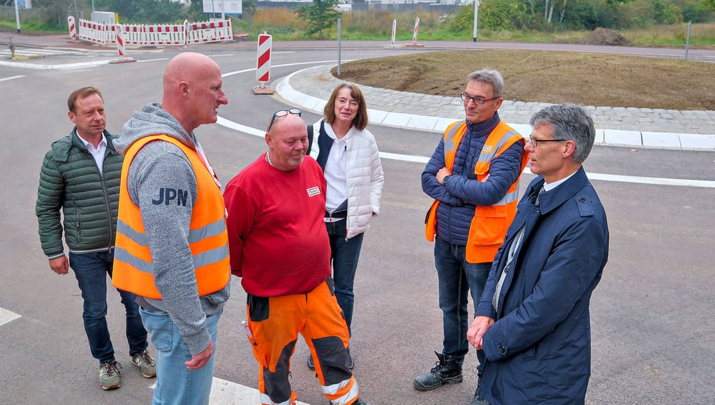 Bürgermeister Egbert Geier (rechts) hat mit Arbeitern über die Probleme gesprochen. Sein Fazit: „Hier wurden Grenzen überschritten“.
