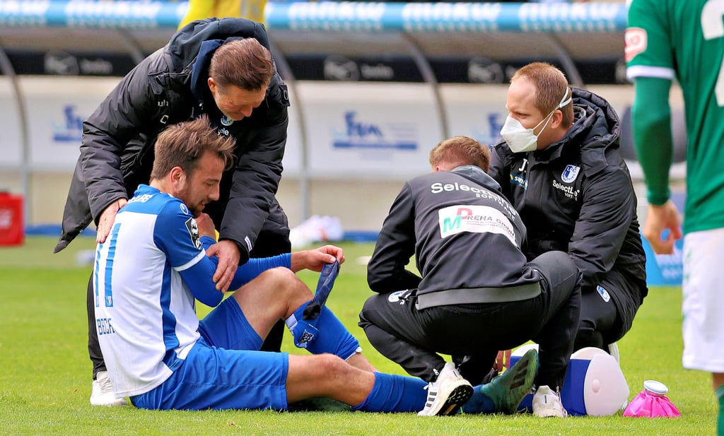 In der vergangenen Saison waren sie ein Team: Angreifer Christian Beck (l. u.) und Trainer Christian Titz: Morgen treffen sie noch einmal aufeinander und verabschieden sich auf dem heiligen Rasen der MDCC-Arena.