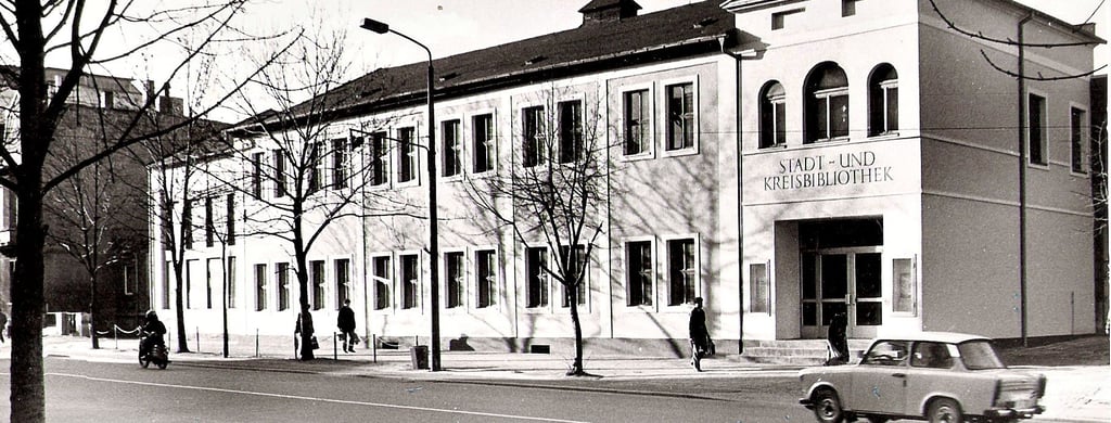 Das heutige Gebäude der Merseburger Stadtbibliothek „Walter Bauer“ im Jahr der Eröffnung 1989.