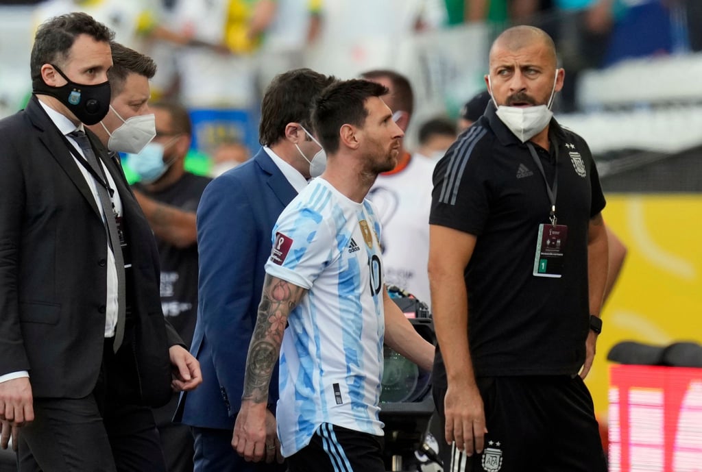 Argentiniens Superstar Lionel Messi verlässt das nach de Abbruch in Sao Paulo den Platz.