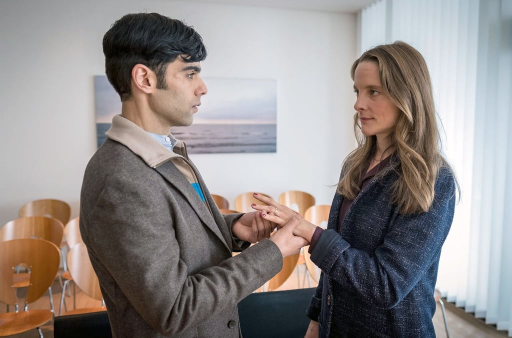 Baran (Ogulcan Arman Uslu) und Marion (Anne Ratte-Polle) in einer Szene des Films „Es gilt das gesprochene Wort".